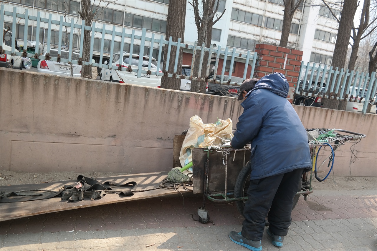 이태평(가명·80) 할아버지가 16일 오전 서울 영등포구 문래동 모처에서 폐품 수거 작업을 마무리하고 있다.