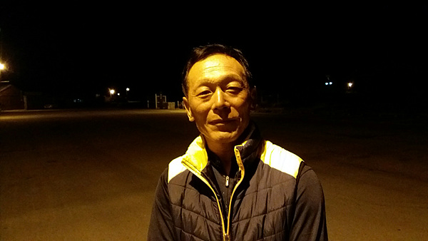 죽굴도에 혼자사는 김일호(59세)씨가 잠시 볼일이 있어 고향인 노화도 미라리에 나왔다. 몇군데 섬을 돌고난 후 밤에 만났다 