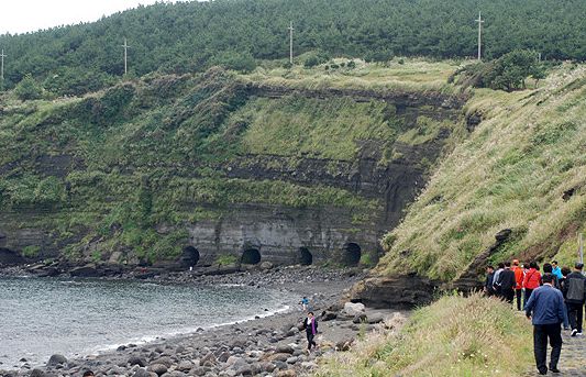 어뢰정 기지를 건설하기 위해 송악산 해안 절벽에 파놓은 굴.