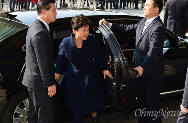   박근혜 전 대통령이 21일 서울 서초동 서울중앙지검에 피의자 신분으로 출석, 차량에서 내리고 있다. 박 전 대통령은 '비선 실세' 최순실씨의 국정농단에 공모해 뇌물수수 등 모두 13가지 범죄를 저지른 혐의를 받고 있다. 