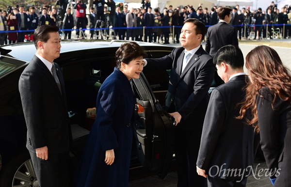   박근혜 전 대통령이 21일 서울 서초동 서울중앙지검에 피의자 신분으로 출석, 차량에서 내리고 있다. 박 전 대통령은 '비선 실세' 최순실씨의 국정농단에 공모해 뇌물수수 등 모두 13가지 범죄를 저지른 혐의를 받고 있다. 