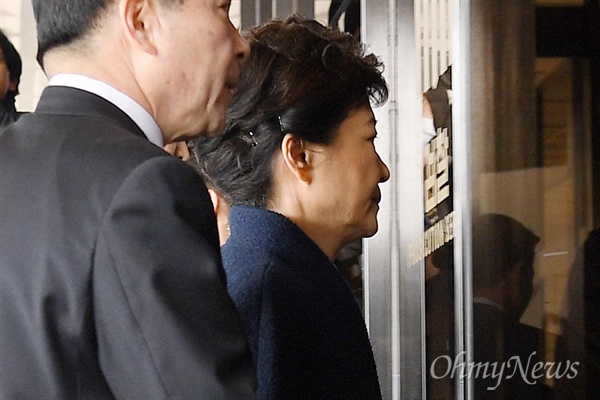 박근혜 전 대통령이 파면 11일 만인 21일 오전 서울 서초동 중앙지검에 피의자 신분으로 출석하고 있다.
