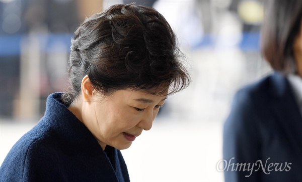 박근혜 전 대통령이 파면 11일 만인 21일 오전 서울 서초동 중앙지검에 피의자 신분으로 출석하고 있다.