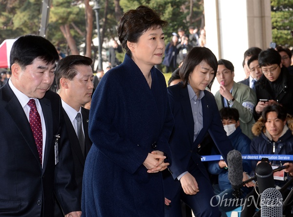21일 오전 박근혜 전 대통령이 조사를 받기위해 경호원을 대동하고 서울중앙지검 청사에 들어서고 있다.