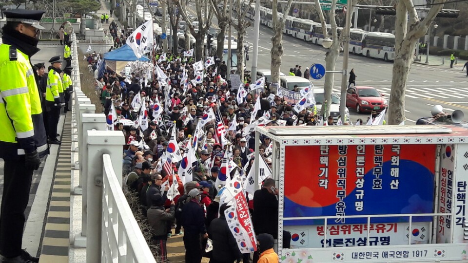 박근혜 전 대통령이 소환조사를 받고 있는 21일 오후 서울중앙지검 서편 담벼락 밖에 박 전 대통령 지지자들이 모여 응원집회를 열고 있다. 