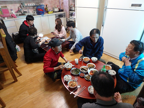 주말을 맞아 조영복씨의 지인가족이 서울에서 내려와 낚시를 하며 여가 시간을 보냈다. 서울에서 맛있는  음식을 싸가지고 와서 나눠먹었다