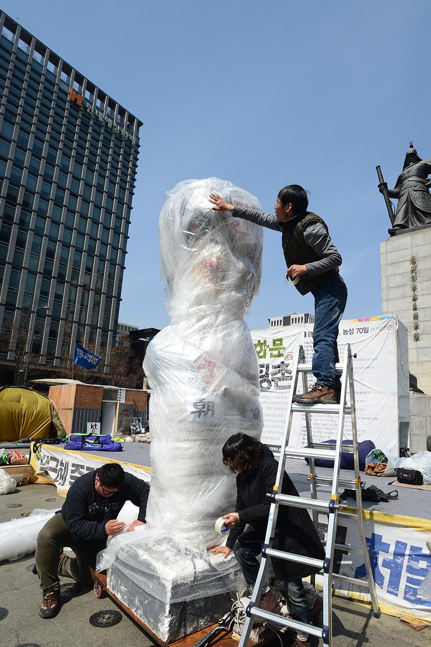 22일 오후 서울 광화문광장의 새로운 명물로 떠올라 서울 시민들은 물론 외국인 관광객들에게도 '큰사랑'을 받았던 '포승줄에 묶인 박근혜 前 대통령'의 조형물을 비롯한  '김기춘 전 청와대 비서실장', '조윤선 전 문화체육부 장관' 등의 조형물들이 다른곳으로 옮겨지기 위해 포장작업이 진행중이다.