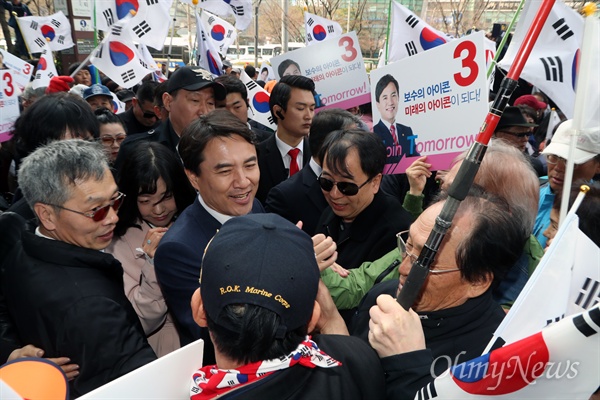 자유한국당 대선주자로 나선 김진태 의원이 22일 오전 부산 벡스코 오디토리움에서 열린 '자유한국당 제19대 대통령 후보 선거 후보자 부산·울산·경남 비전대회'를 마친 후 태극기를 든 지지자들과 인사하고 있다.