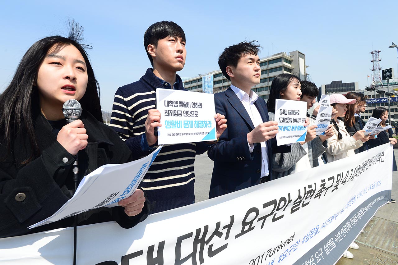 고려대와 이화여대, 한양대학교 총학생회 등 전국 30여개 대학 총학생회로 구성된 '19대 대선 대학생 요구 실현을 위한 전국 대학 학생회 네트워크' 소속 대학생들은 22일 오후 서울 종로구 광화문광장에서 '대학생 요구안 실현 촉구 및 4.1 대학생 행동 선포 기자회견'을 열고 "대학생 투표율 100% 운동을 벌여나가 대학생들의 목소리가 이번 대선에서 결코 무시 할 수 없는 변수임을 각 후보들에게 보여줄 것"이라고 밝혔다.