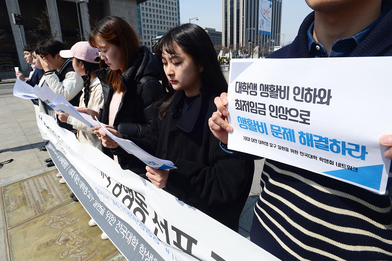 고려대와 이화여대, 한양대학교 총학생회 등 전국 30여개 대학 총학생회로 구성된 '19대 대선 대학생 요구 실현을 위한 전국 대학 학생회 네트워크' 소속 대학생들은 22일 오후 서울 종로구 광화문광장에서 '대학생 요구안 실현 촉구 및 4.1 대학생 행동 선포 기자회견'을 열고 "대학생 투표율 100% 운동을 벌여나가 대학생들의 목소리가 이번 대선에서 결코 무시 할 수 없는 변수임을 각 후보들에게 보여줄 것"이라고 밝혔다.