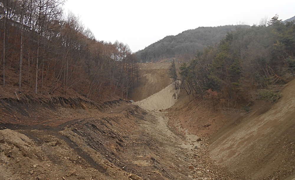 [2016년 3월]지역주민들은 불량골재를 제대로 파내지 않고 그대로 흙을 덮어 놓았다며 반발하고  있다.