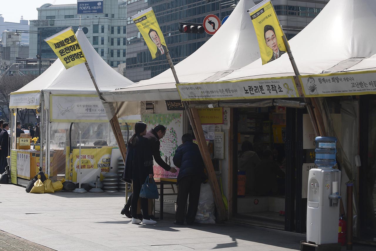  세월호 참사 1072일째을 맞이한 22일 오후 침몰한 세월호에 대한 시험인양 작업이 진행중인 가운데 서울 종로구 광화문 광장을 찾은 시민들이 '세월호 참사 진상규명'을 위한 서명을 하고 있다. 