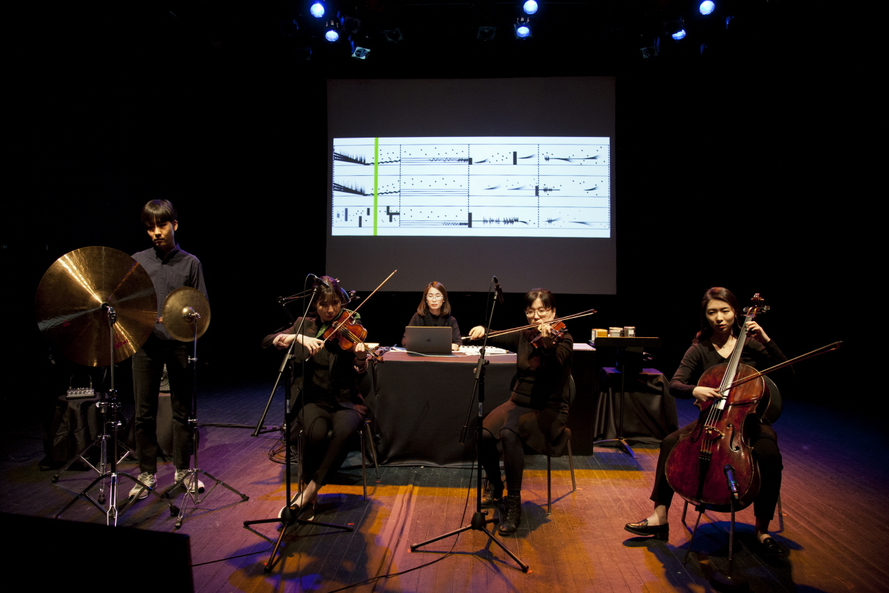  김자현 <비디오푸가>는 보여주는 전자음악공연을 목표로 했다. 'Construction' 순서의 조인철(타악), 최세희(바이올린), 김자현(작곡/컴퓨터), 박순영(비올라), 최세은(첼로).