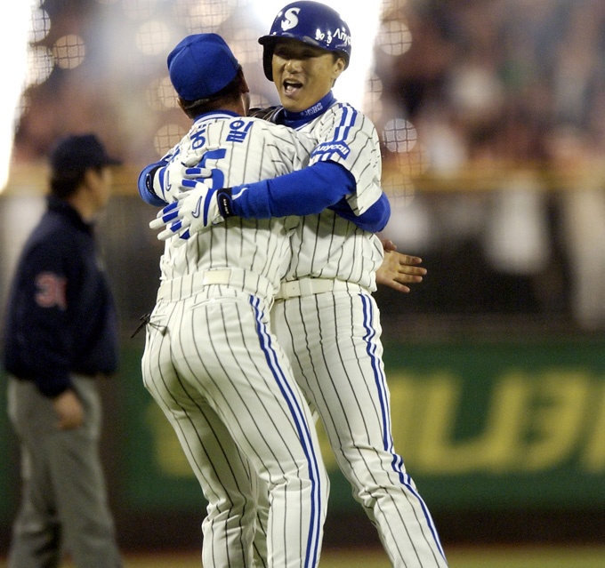  2003년, 이승엽이 아시아 신기록인 56홈런을 달성하고 기뻐하고 있다. 당시 신기록을 허용했던 투수가 바로 롯데의 2년차 투수 이정민이었다.

