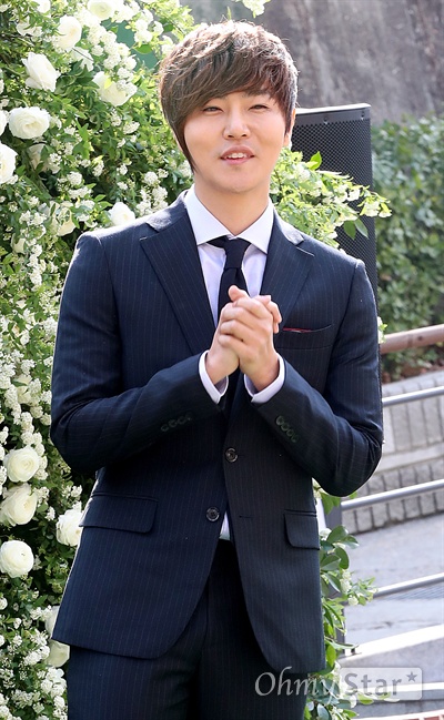 정동하, 바다 결혼 축하해! 가수 정동하가 23일 오후 서울 중림동 약현성당에서 열린 S.E.S. 멤버 바다의 결혼식에서 포즈를 취하고 있다.