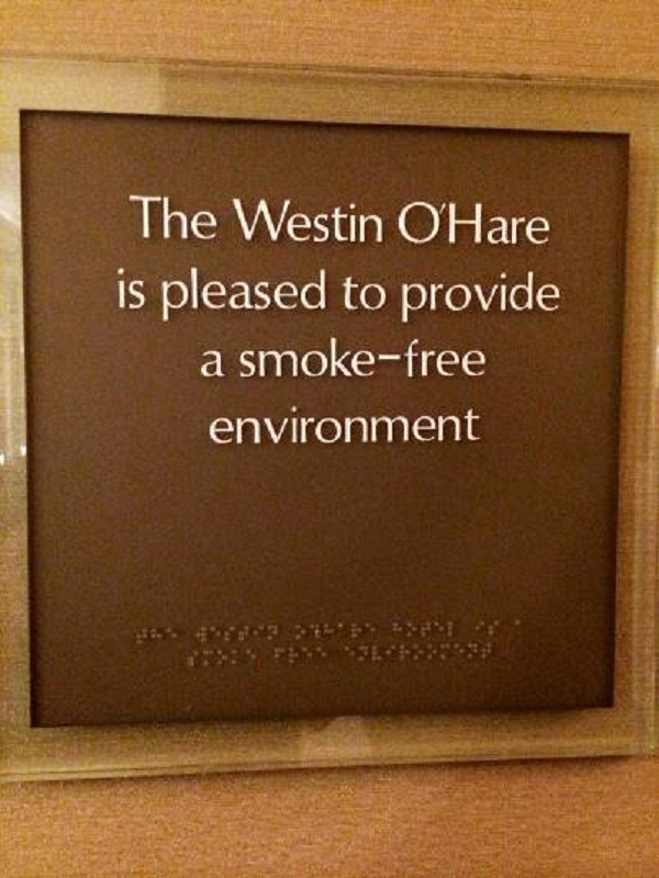 미국 웨스틴 오헤어 호텔에 부착된 금연정책에 관한 안내문 
