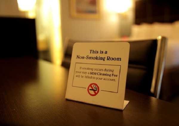 미국 캘리포니아 소재의 한 호텔의 금연 경고문. 위반 시 250달러의 벌금이 부과된다는 내용이 적혀있다.
