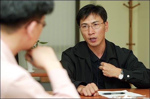 안희정 충남지사가 2003년 오마이뉴스와 인터뷰 중인 모습