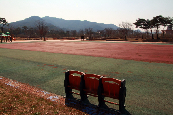 산청 묵곡생태숲 내 중앙광장에서 작은 실개천을 건너면 아이들 놀이터가 나온다.