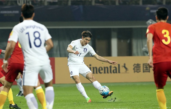  지난 23일 중국 후난성 허룽스타디움에서 열린 2018 러시아월드컵축구 아시아 지역 최종예선 6차예선 A조 한국과 중국의 경기에서 한국 지동원이 슈팅을 하고 있다. 