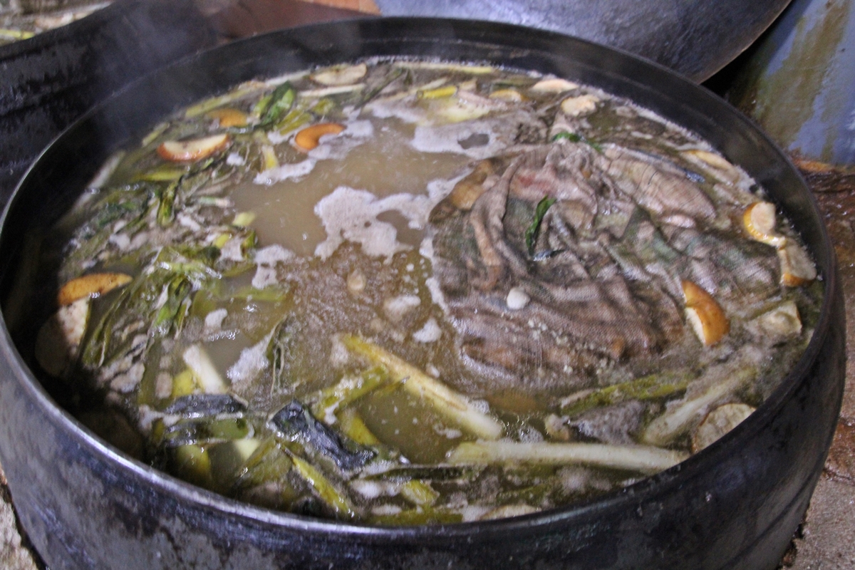 맛있는 국물은 가마솥에 갖은 식재료와 한약재를 넣어 정성으로 끓여냈다.
