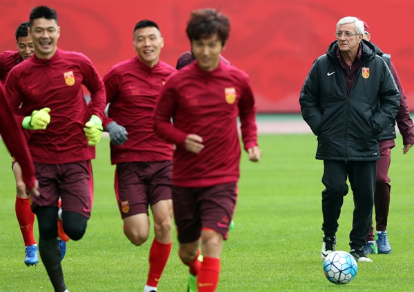  2018 러시아 월드컵에 출전한 한국대표팀과 예선전을 치르는 중국 대표팀의 마르첼로 리피 감독이 지난 22일 중국 창사 허룽스타디움 보조경기장에서 중국팀의 훈련을 지켜보고 있다. 