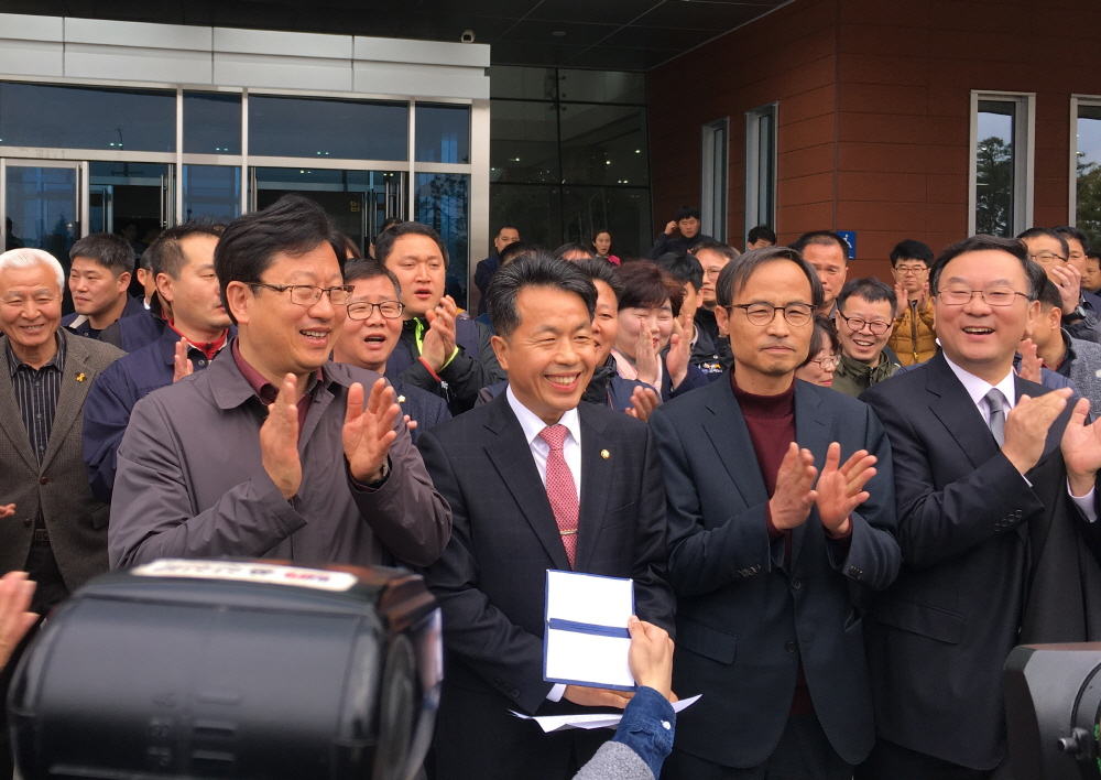 윤종오 의원이 24일 오전 선거법 위반 혐의에 대한 1심 판결 직후 울산지방법원 앞에서 판결과 관련된 입장을 밝히자 동료와 지지자들이 박수를 치고 있다 