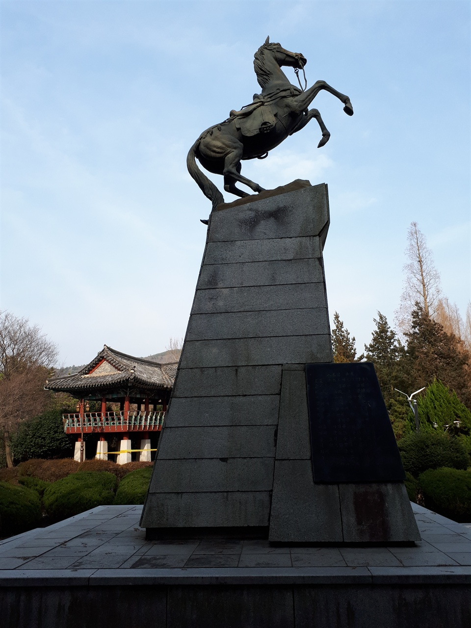 팔마탑에서 본 연자루의 모습. 다리 전체에 노란색 테이프를 감아놓은 것을 볼 수 있다.