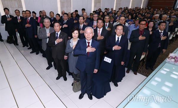 남재준 전 국정원장이 24일 오전 서울 용산구 전쟁기념관에서 대선 출마 선언에 앞서 국민의례를 하고 있다.