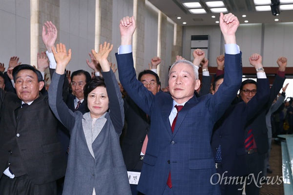 남재준 전 국정원장이 24일 오전 서울 용산구 전쟁기념관에서 대선 출마 선언을 마치고 지지자들과 만세 삼창을 외치고 있다. 