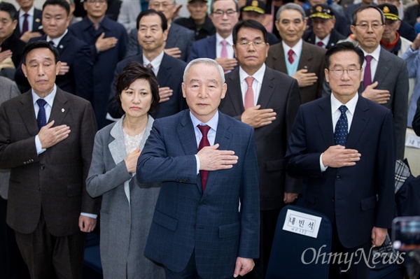 남재준 전 국정원장이 24일 오전 서울 용산구 전쟁기념관에서 대선 출마 선언을 하기 앞서 국민의례를 하고 있다. 