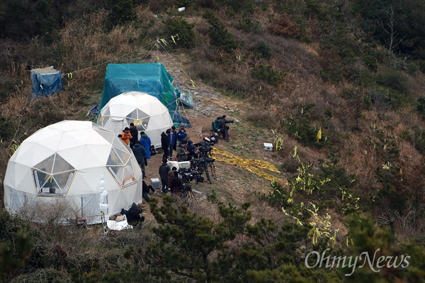 세월호 인양 작업 지켜보는 세월호 유가족 24일 오후 2시경 전남 진도군 사고 해역에서 예인선을 선두로 세월호 선체를 고박한 잭킹비지선 두척이 반잠수식 선박을 향해 이동을 시작하자, 동거차도 언덕에서 세월호 유가족과 취재진이 이를 지켜보며 취재하고 있다.