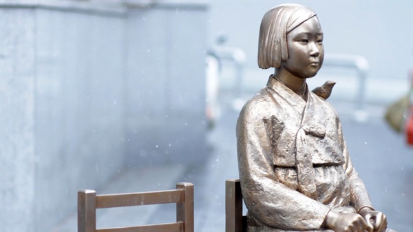 일본군 위안부 문제를 상징하는  '소녀상' 2011년 12월 14일 민간단체 정대협이 중심이 돼 서울 종로 주한 일본 대사관 앞에 처음 설치한 것을 시작으로 국내외에 30여 개가 설치되었다.