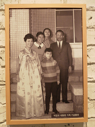 박정희 가족사진. 서울시 마포구 상암동의 박정희대통령기념도서관에서 찍은 사진