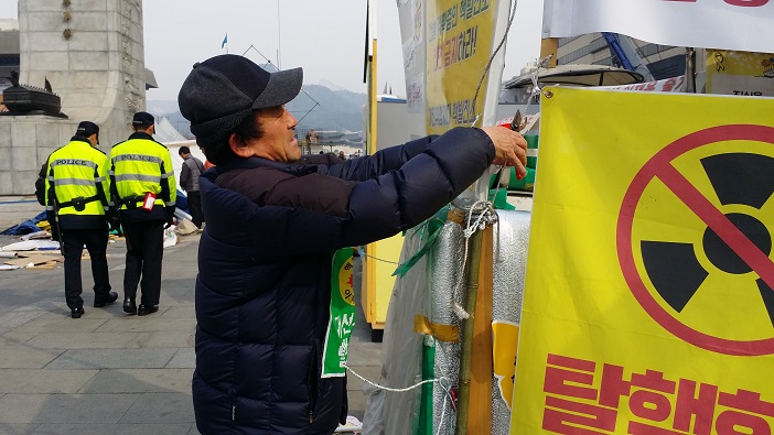 광화문 캠핑촌 해단과 함께 '탈핵 천막'도 걷고 앞으로는 매일 광화문에서 1인 시위, 캠패인, 100만인 서명운동 등을 이어가겠다고 한다.