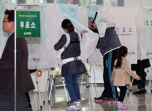 국민의당 대선후보 선출을 위한 전국 순회경선이 시작된 25일 광주 서구 치평동 김대중컨벤션센터에 마련된 현장투표소를 찾은 시민들이 투표하고 있다.