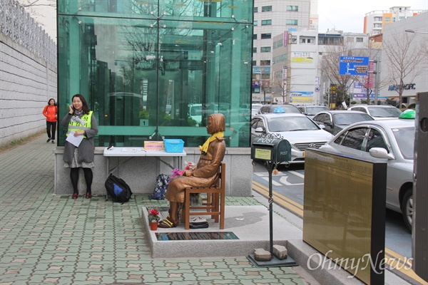  부산 일본총영사관 후문 앞에 있는 '평화의 소녀상'으로, 얼마전까지만 해도 주변에 대자보와 쓰레기 등이 있었는데 말끔히 치워져 있다.