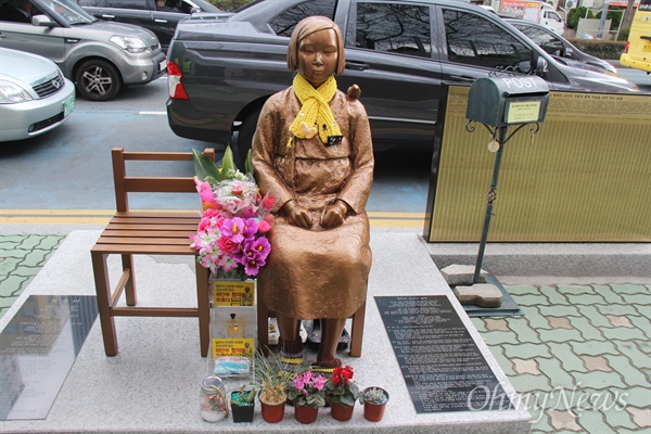 부산 일본총영사관 후문 앞에 있는 '평화의 소녀상'.