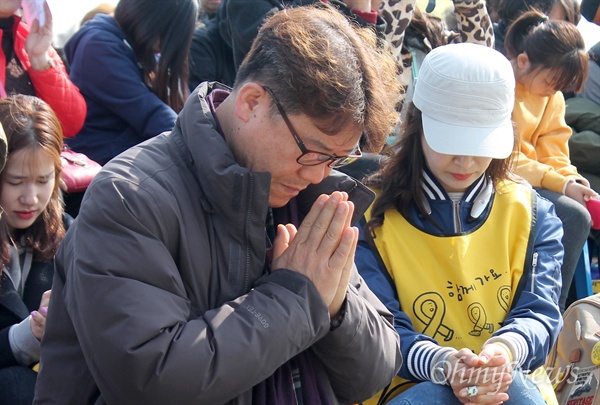25일 오후 3시부터 진도 팽목항에서 열린 세월호 참사 미수습자를 위한 문화제에 참석한 시민들이 손을 모아 미수습자들의 귀환을 염원하고 있다. 