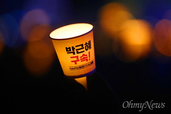 지난 3월 25일 오후 서울 광화문광장에서 21차 범국민행동 '촛불은 멈추지 않는다' 촛불집회가 열리고 있다. 