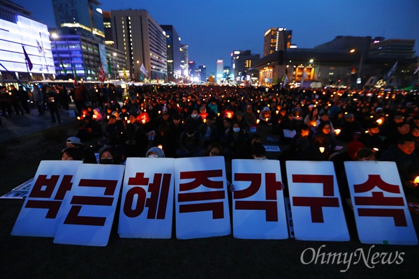 지난 3월 25일 오후 서울 광화문광장에서 21차 범국민행동 '촛불은 멈추지 않는다' 촛불집회가 열리고 있다. 