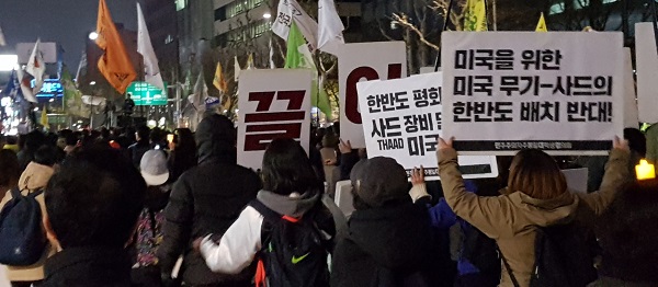 이날 박근혜  전대통령 구속과 세월호 진상규명을 외치며 거리행진을 하고 있다.