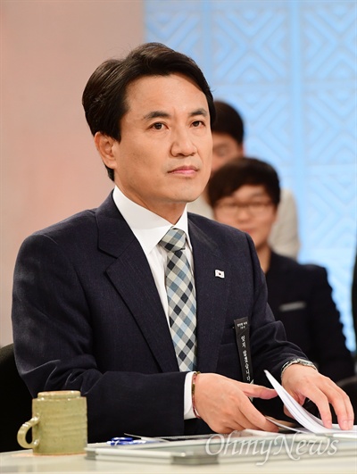 자유한국당 대선주자인 김진태 의원이 26일 오전 여의도 KBS 스튜디오에서 대선후보 경선 토론을 준비하고 있다.