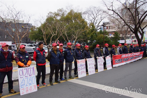 문재인 더불어민주당 전 대표가 26일 오전 대구시의회를 방문하기 앞서 건설노조 해고노동자들이 시의회 앞에서 피켓을 들고 시위를 벌이고 있다.