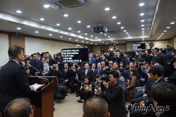    문재인 전 더불어민주당 대표가 26일 오전 대구시의회에서 대구경북 비전 공약을 발표하고 있다.                       