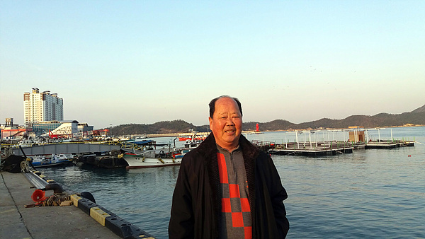 마삭도 베테랑 어부였던 김병채(76세)씨가 병원가까운 완도읍내로 이사와 살며 포즈를 취했다. 자식들 가리키기 위해 엄청 고생했다고 한다