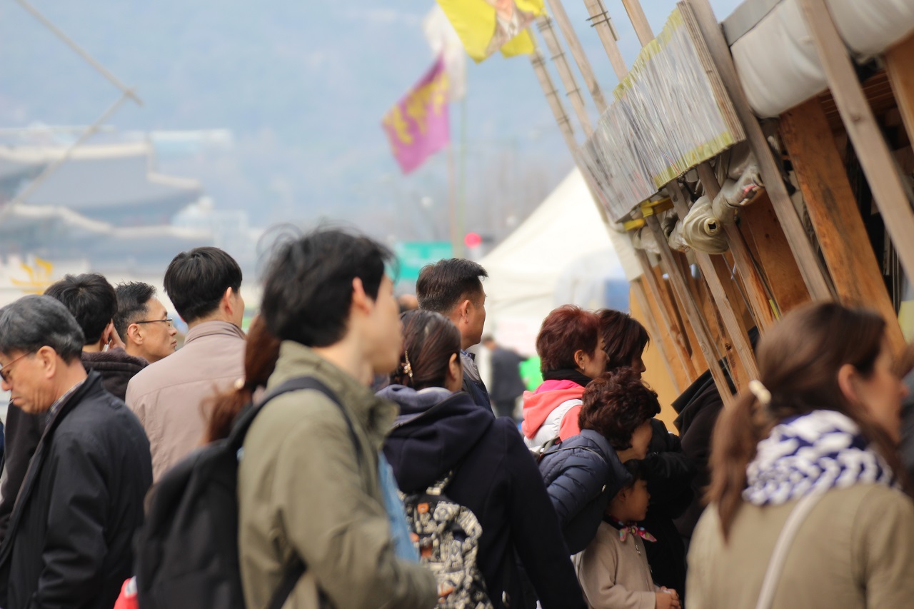  광화문광장에 위치한 세월호 분향소에 사람들의 발길이 이어지고 있다.