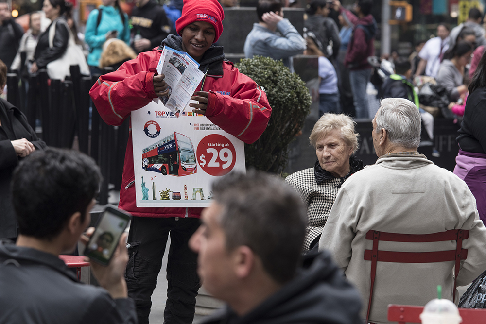 타임스퀘어에서는 붉은 색 모자와 점퍼를 차려 입은 여행안내원들이 뉴욕시티투어 관광객을 부지런히 모집한다. 안내원들은 거의 예외 없이 흑인이다. 요금은 하루 29달러. 