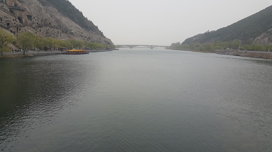  이하(伊河)강변 좌우로 용문산과 향산으로 나누어져 조성된 용문석굴 