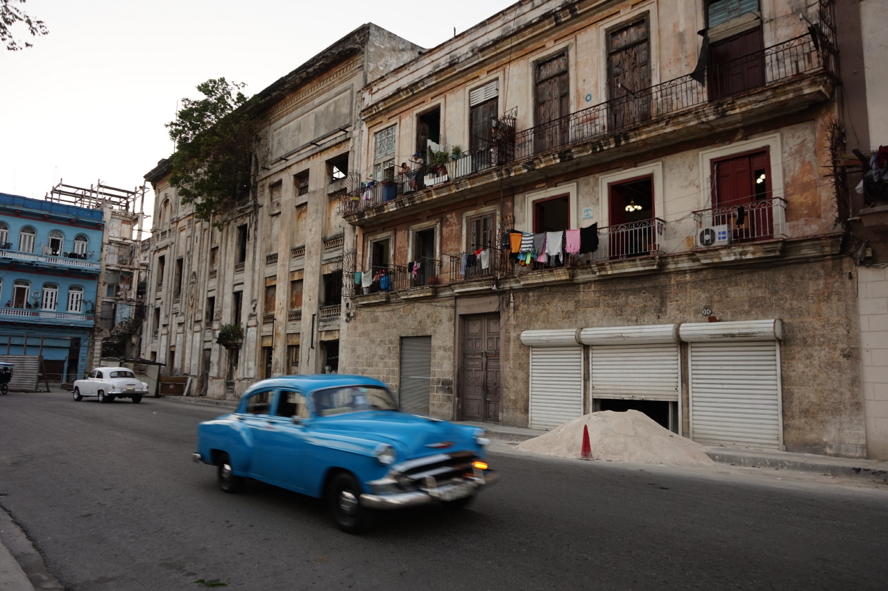 쿠바의 상징처럼 여겨지는 수십년이 지난 낡은 건물과 올드카